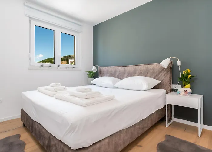 Luxury Marina With Private Parking Apartment Makarska