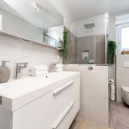 Luxury Marina With Private Parking דירה *